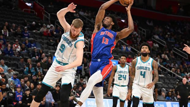 James Wiseman throws down a highlight dunk over the Hornets.